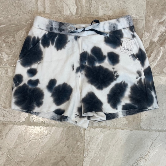 NWT Free People Kelly Washed Black / White Fleece Shorts (Size M) - Picture 4 of 7